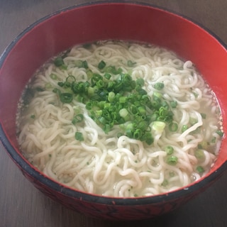 インスタントのネギ塩ラーメン